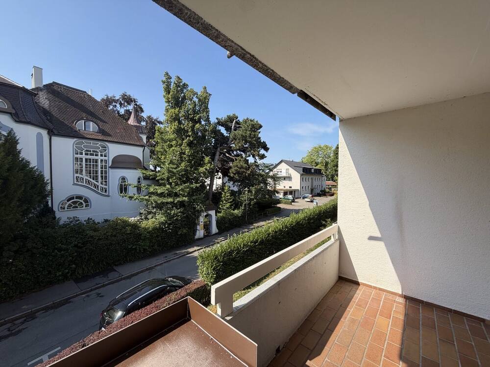 Von der Loggia — der See blitzt durch