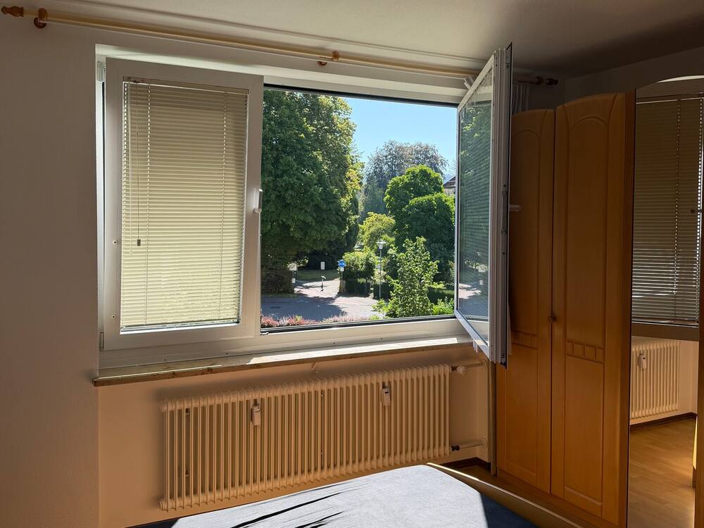 Schlafzimmer — Fenster ins Grüne
